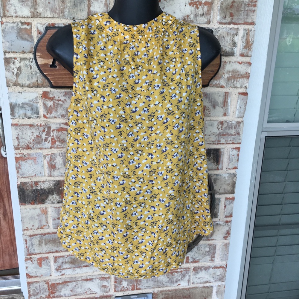 Old navy top sleeveless yellow in color size M